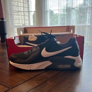 Nike Men's Black and White Sneakers